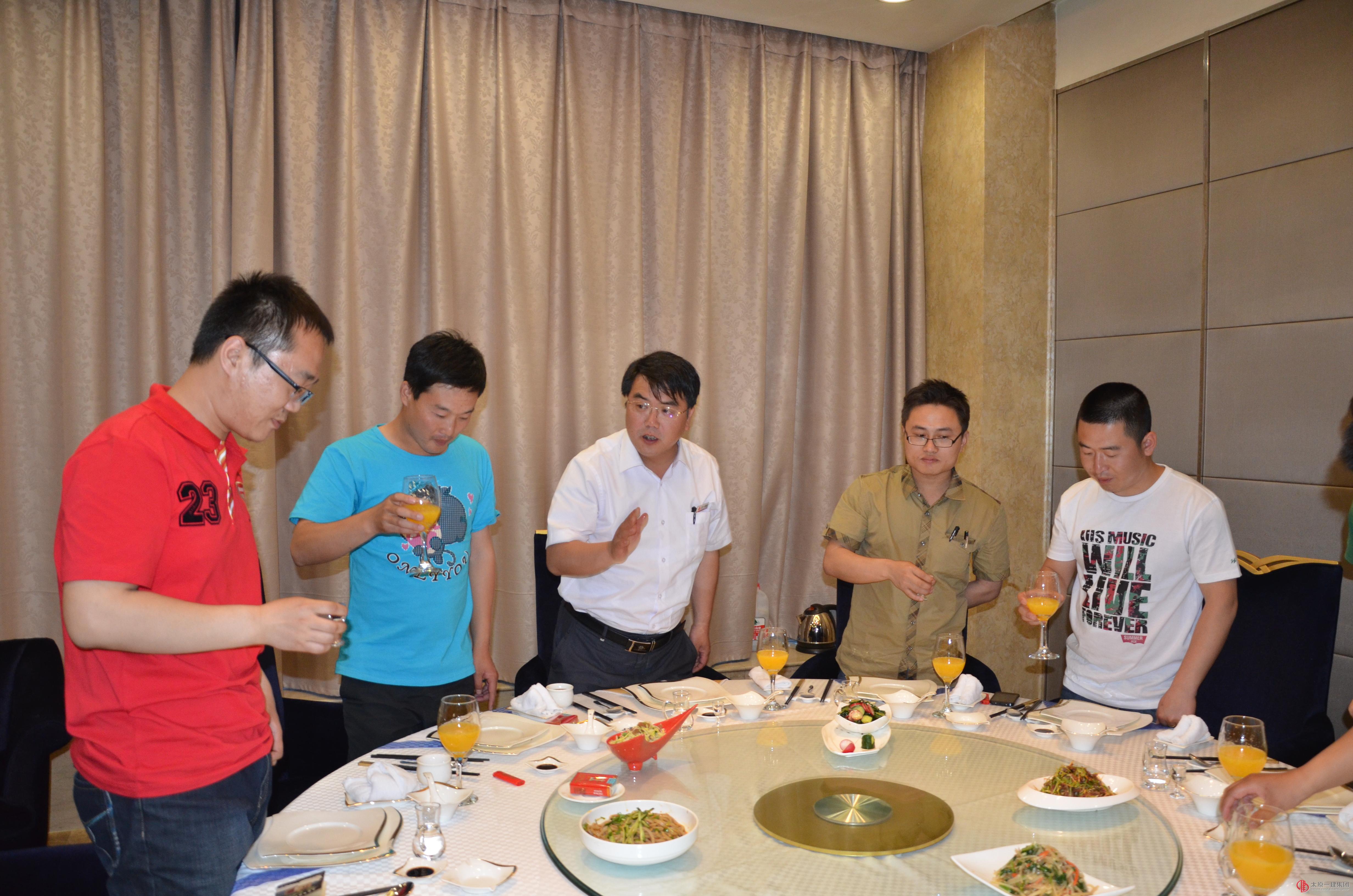 集团公司工会李主席向过生的员工庆贺