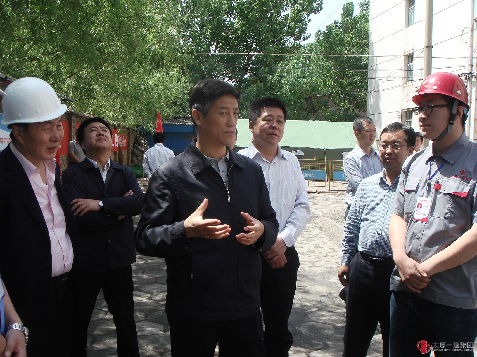 住建委领导莅临直属分公司既有居住建筑节能改造试点工程视察督导