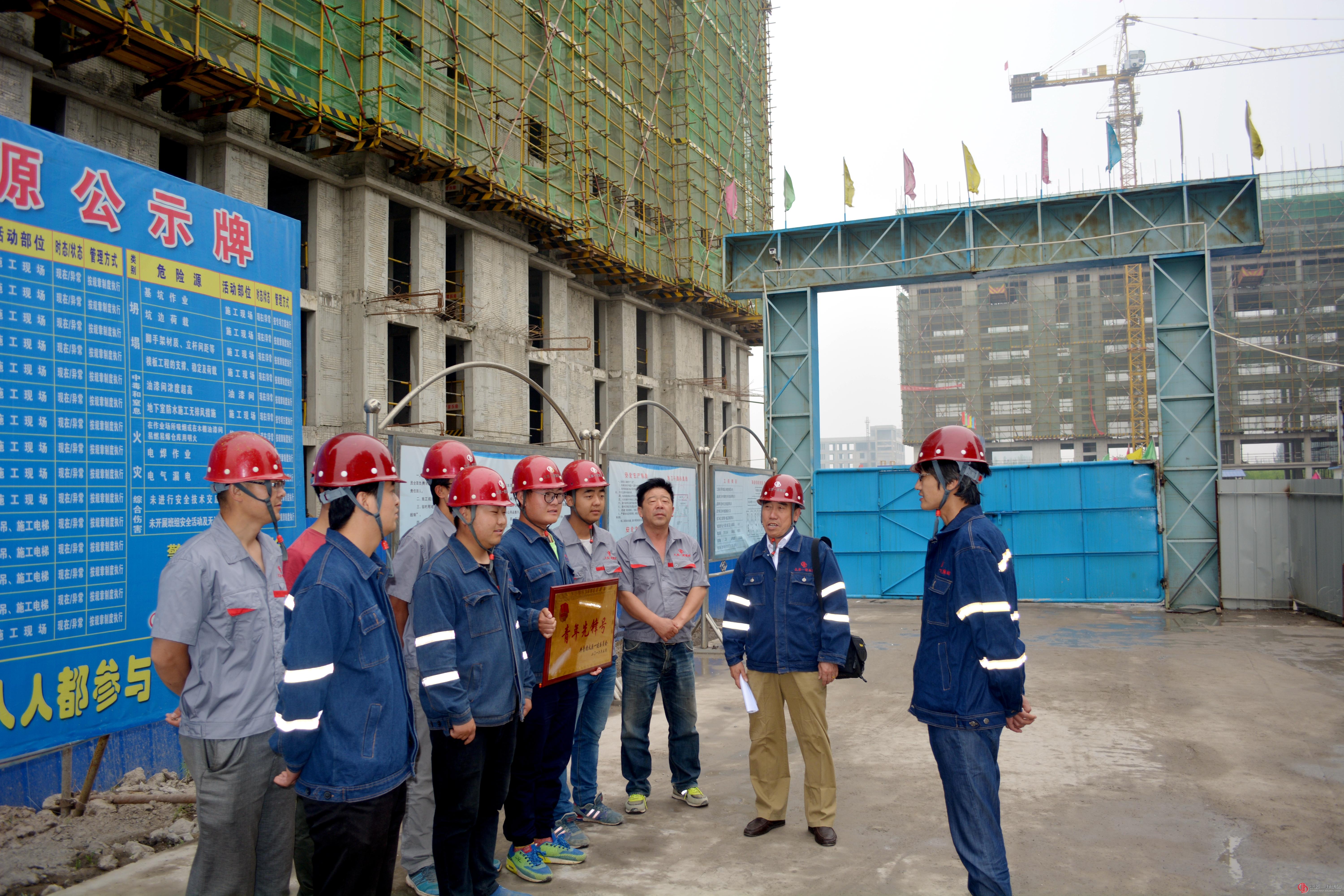 六分公司党支部受集团公司团委委托为晋中市城区公共租赁住房项目部授牌